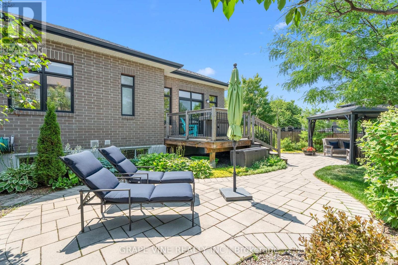 227 Sunnyridge Crescent