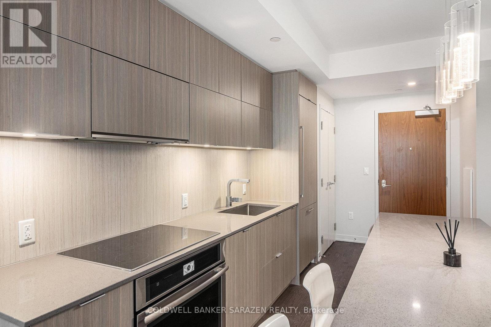 808 - 101 Queen Street