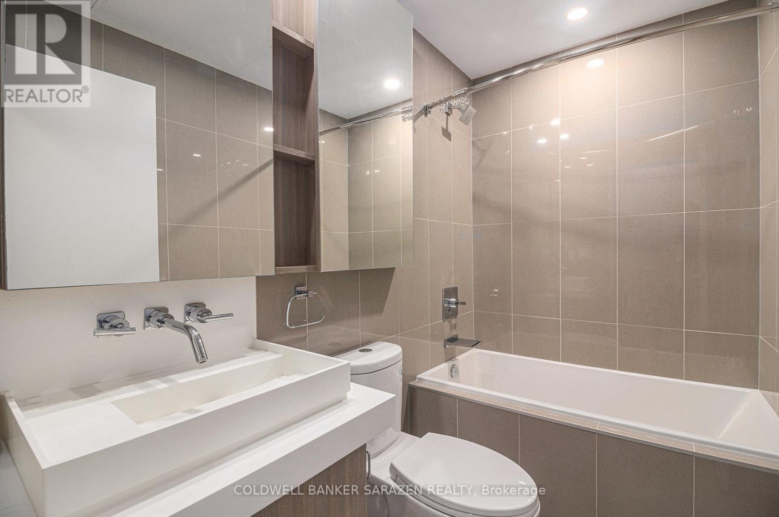 808 - 101 Queen Street
