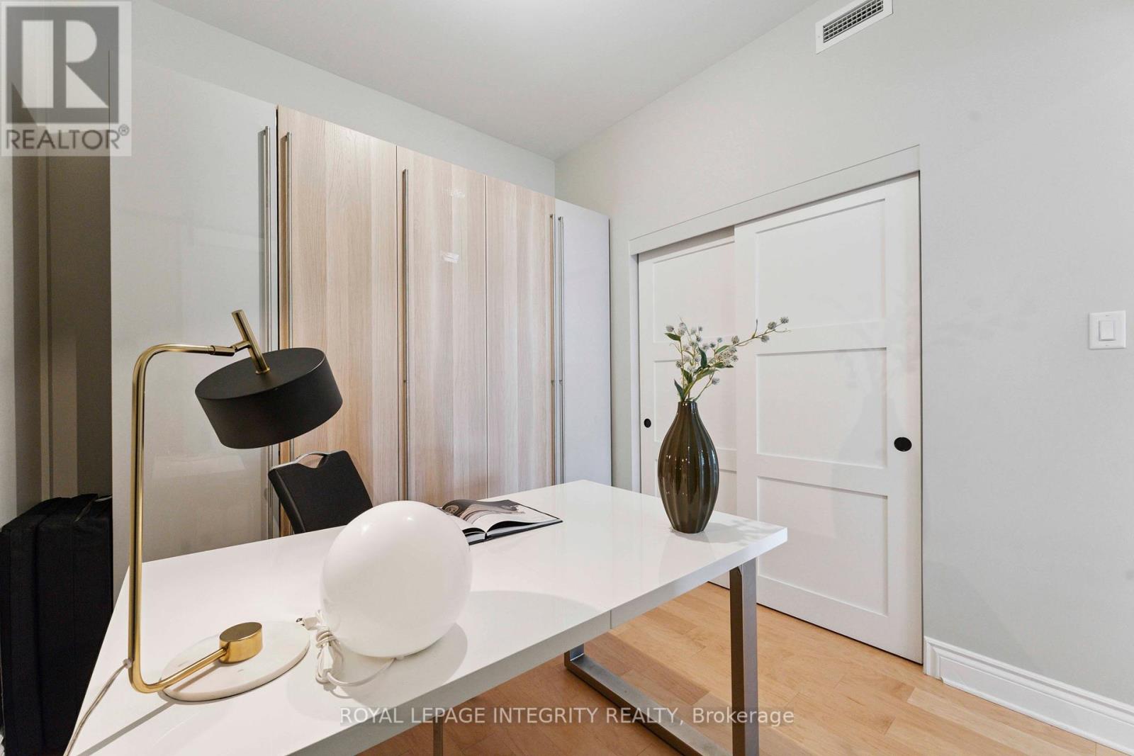 302 - 101 Pinhey Street