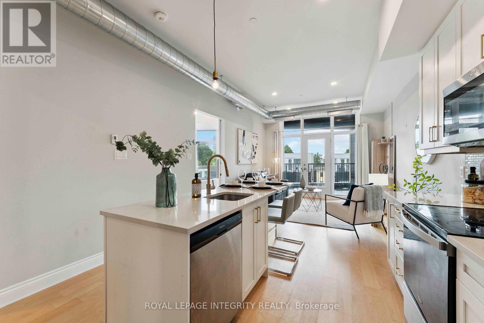 302 - 101 Pinhey Street