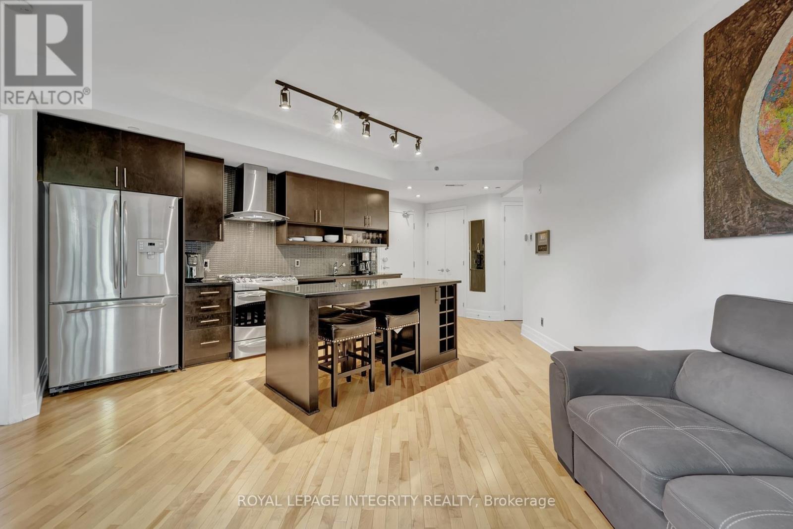 114 - 808 Bronson Avenue