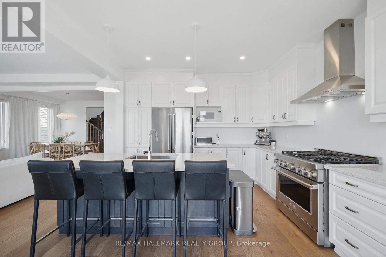 824 Henslow's Circle