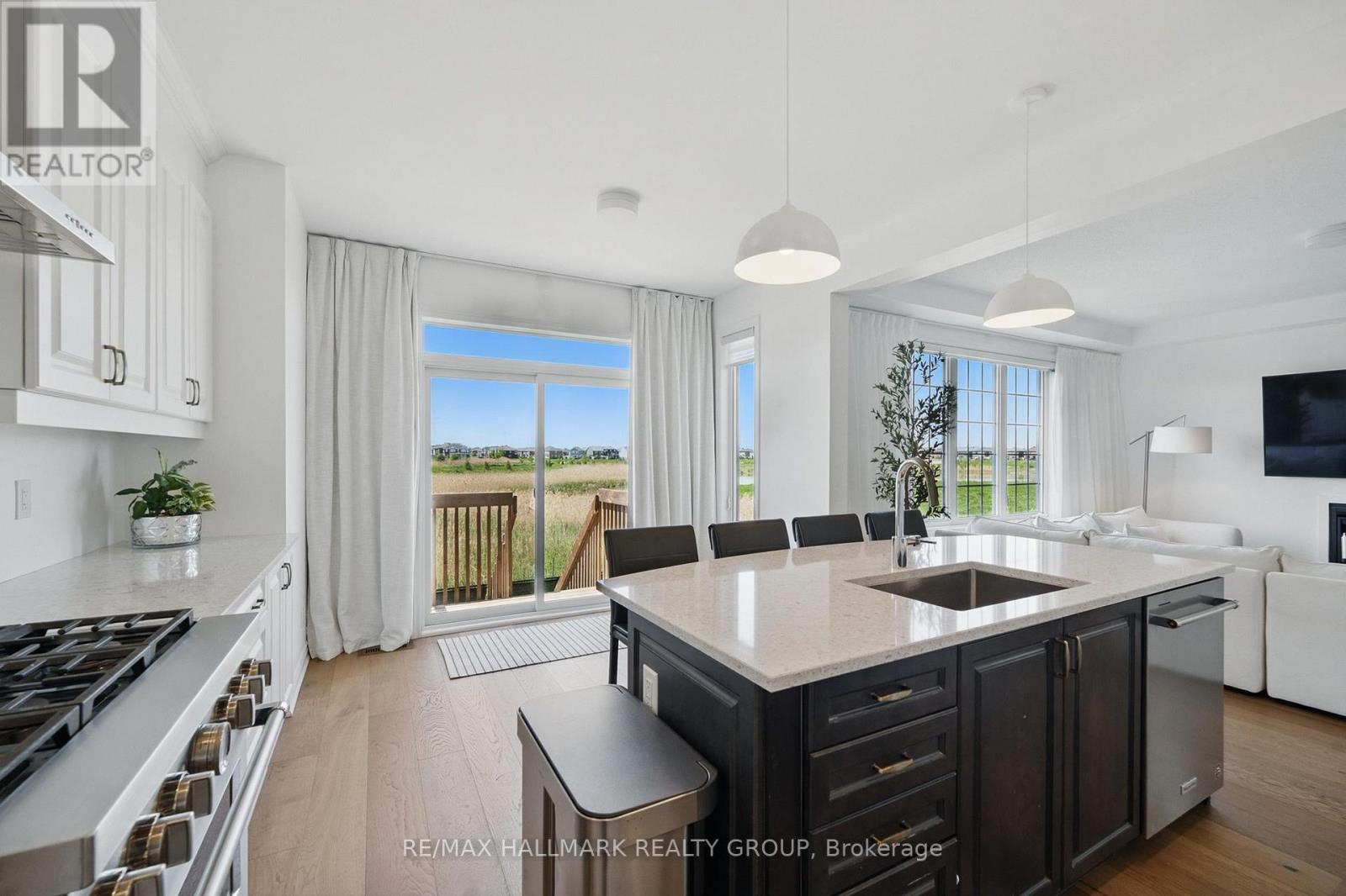 824 Henslow's Circle