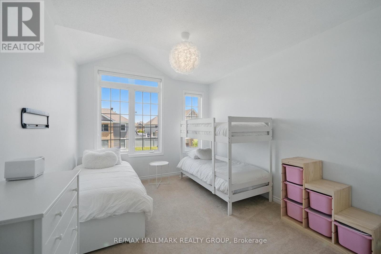 824 Henslow's Circle