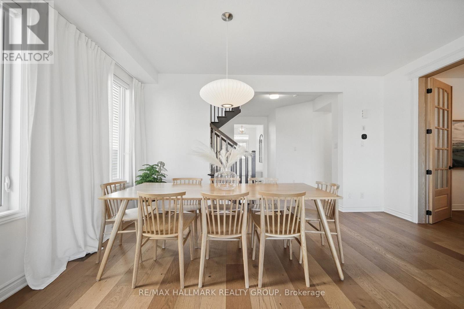 824 Henslow's Circle