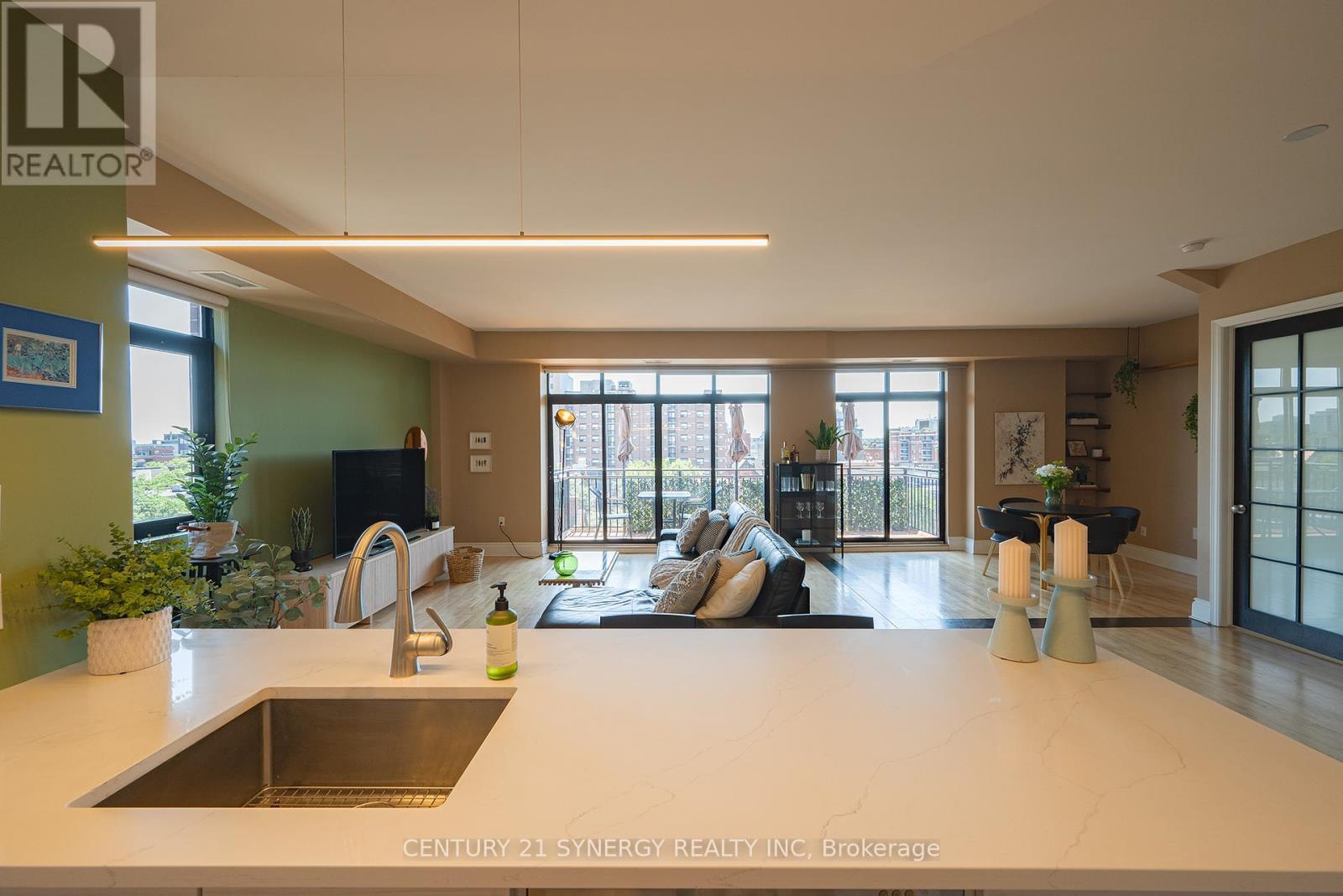 603 - 374 Cooper Street