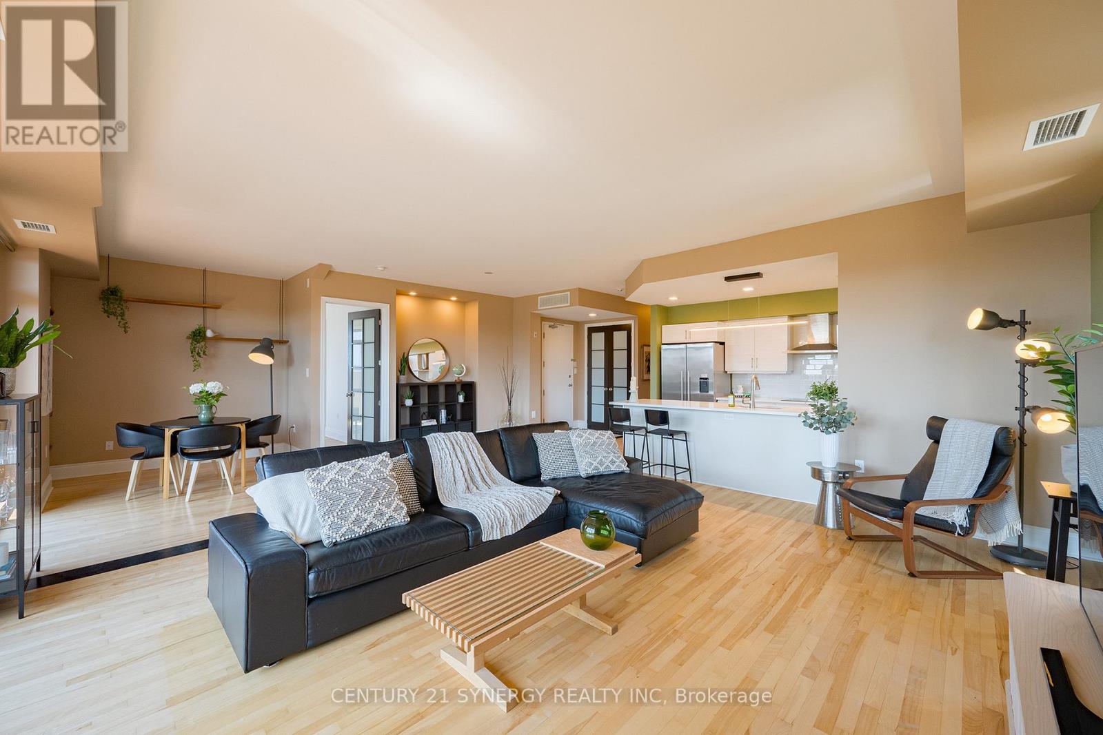 603 - 374 Cooper Street