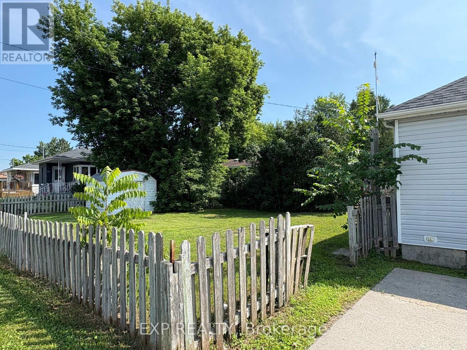 1174 Laurier Street