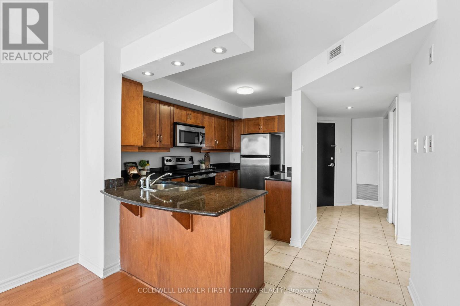 912 - 314 Central Park Drive