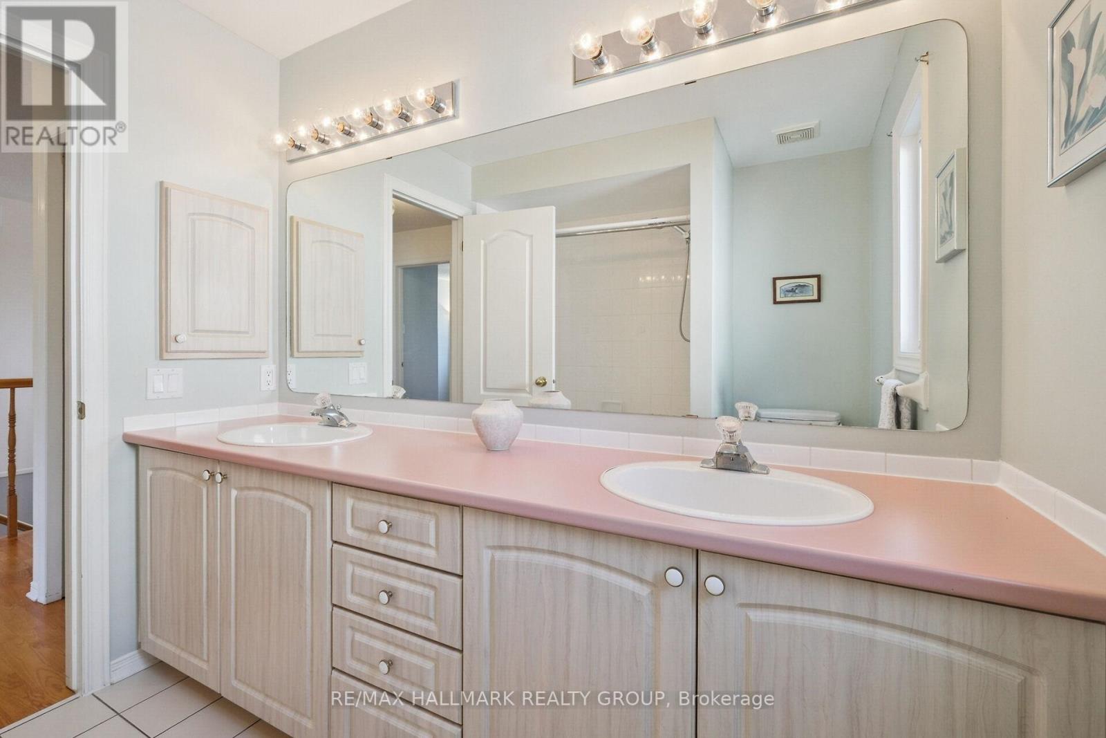 3034 Courtyard Crescent