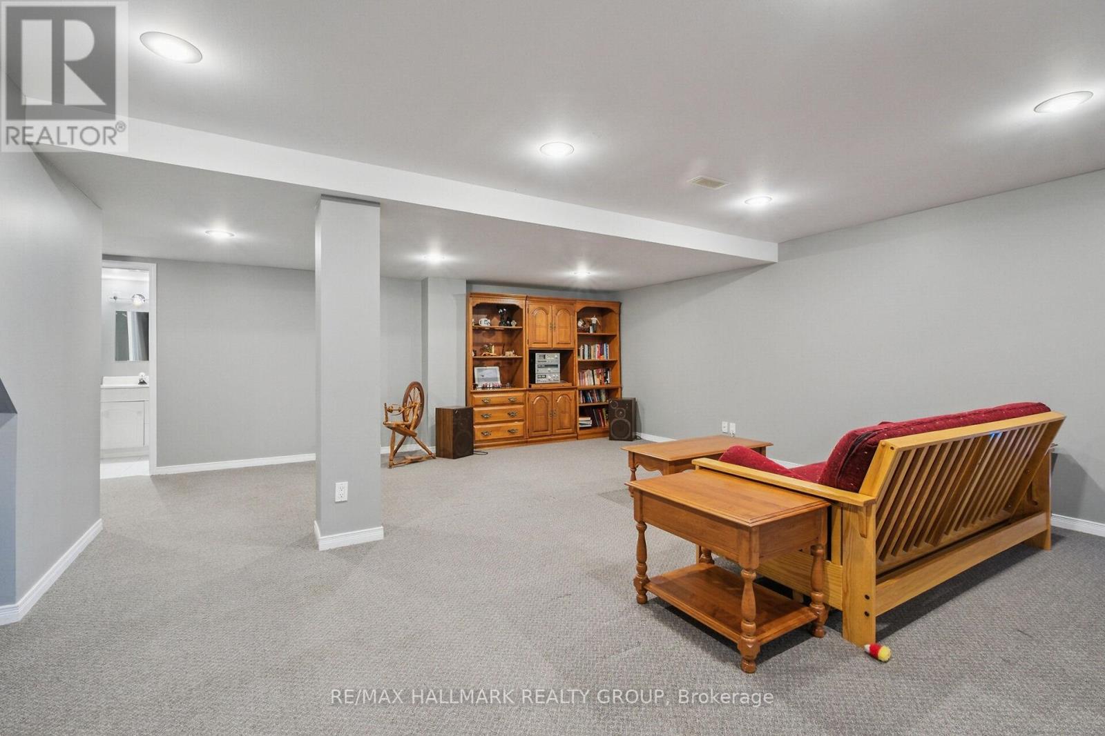 3034 Courtyard Crescent