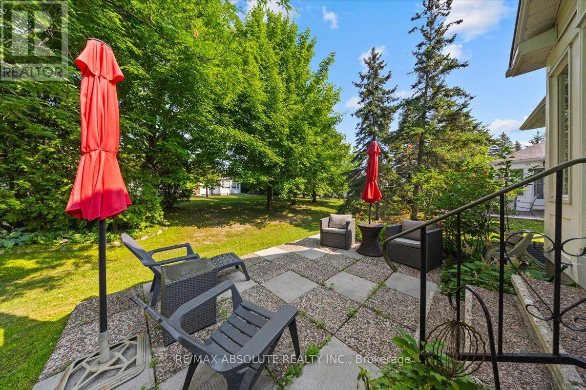 8 Pine Needles Court