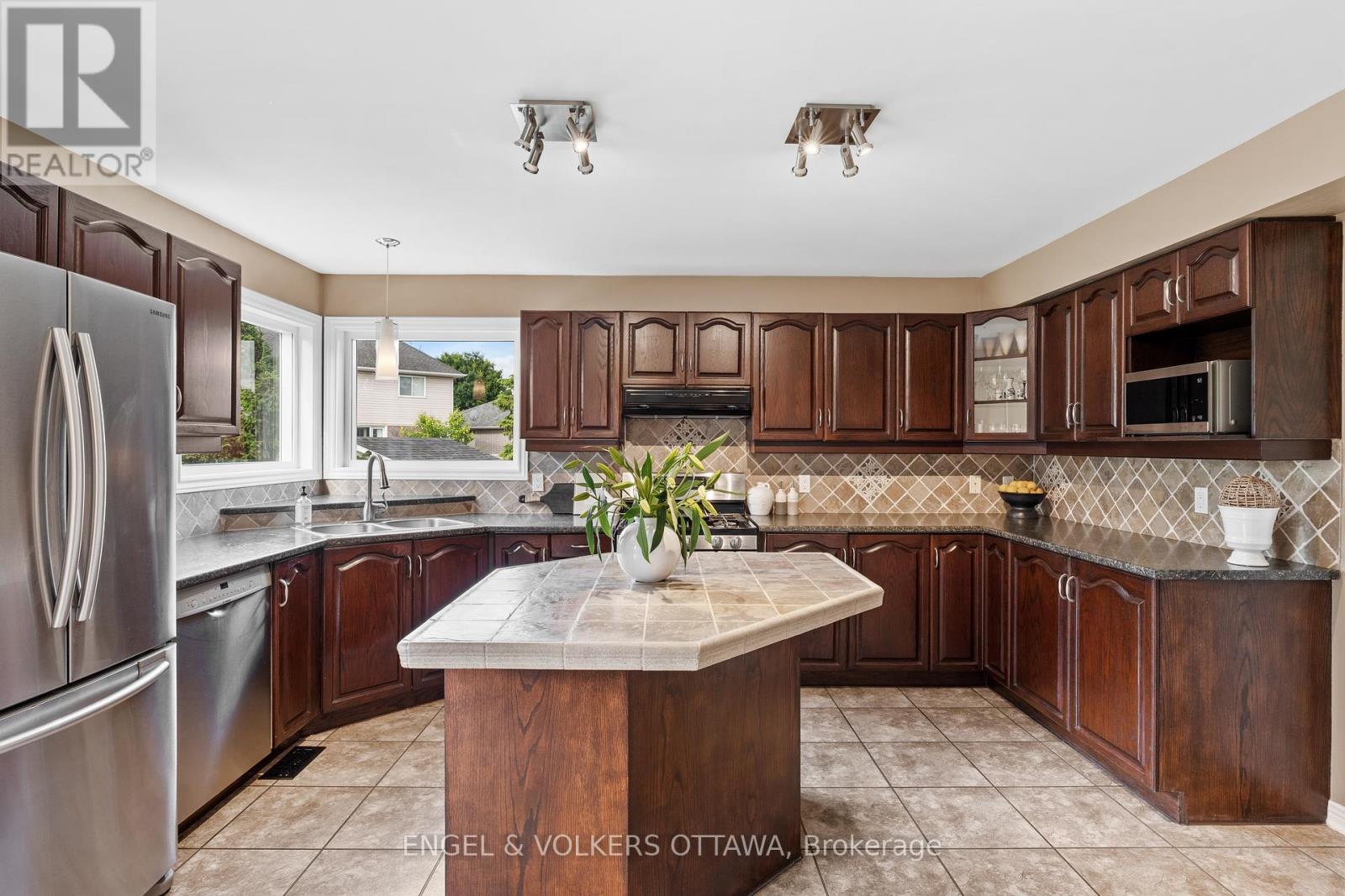 804 Covehead Crescent