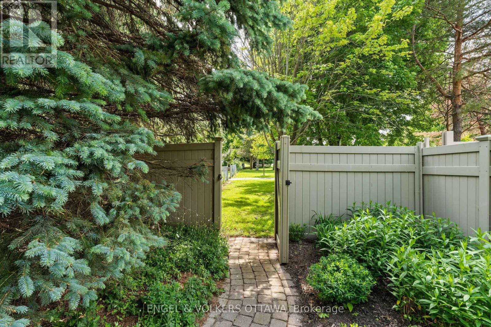 804 Covehead Crescent