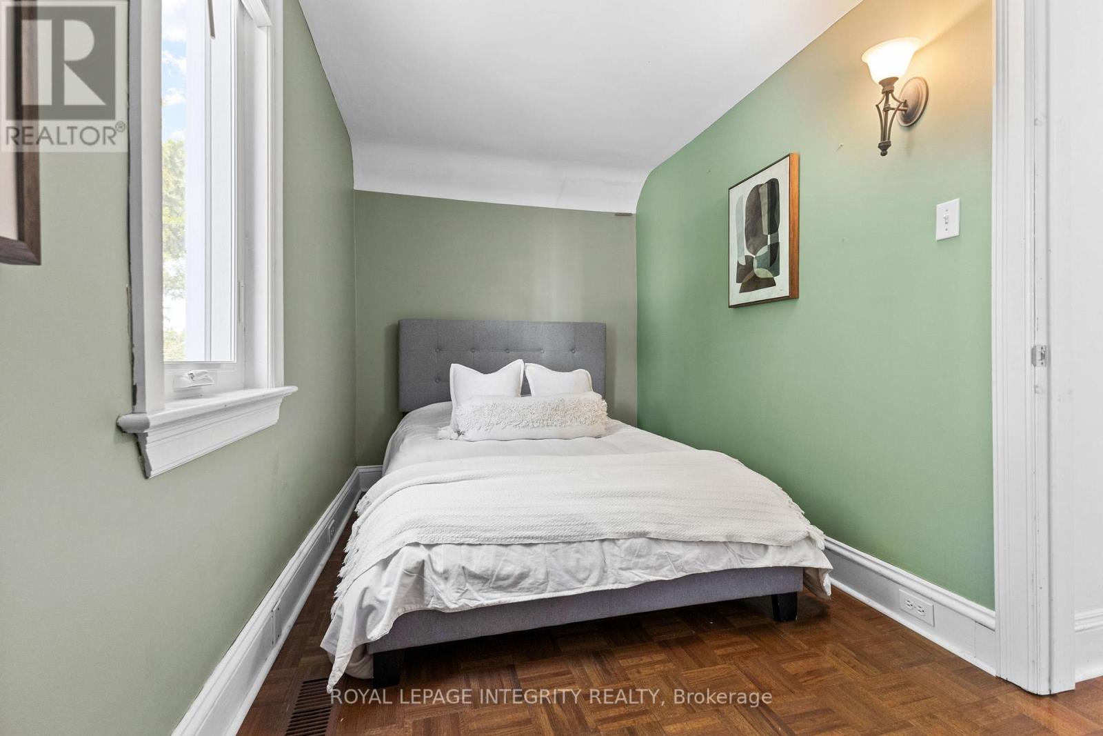 29 Strathcona Avenue