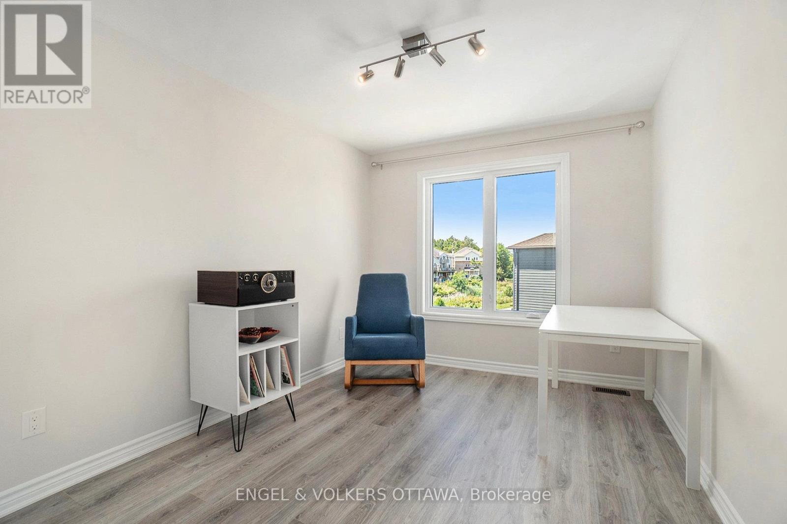 827 Kiniw Private