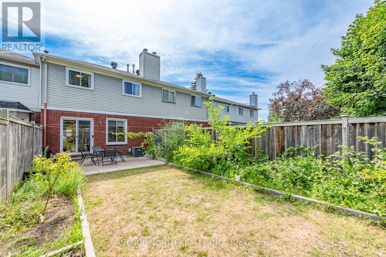 122 Woodbury Crescent
