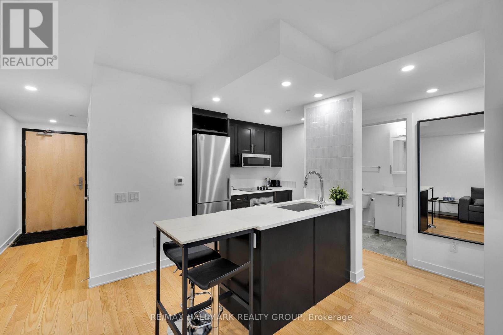 702 - 340 Queen Street