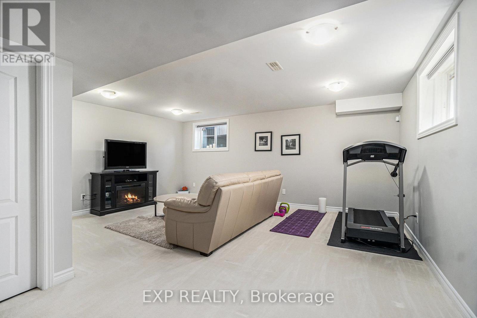 644 Moorpark Avenue