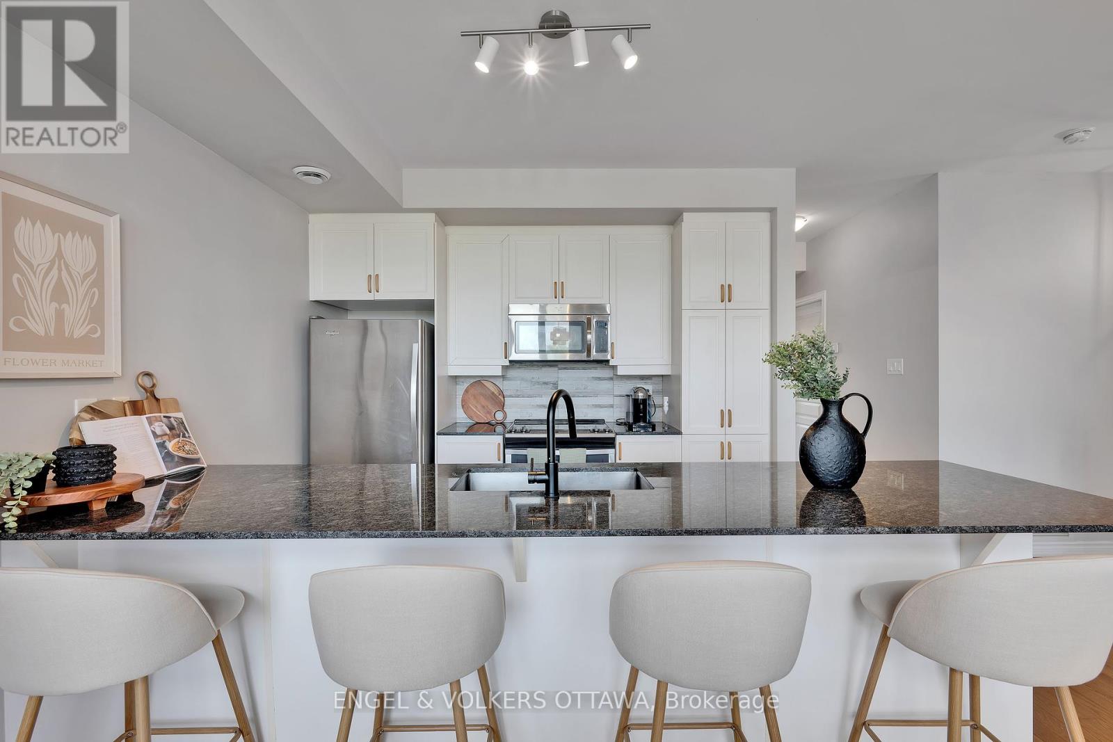 262 Pembina Private