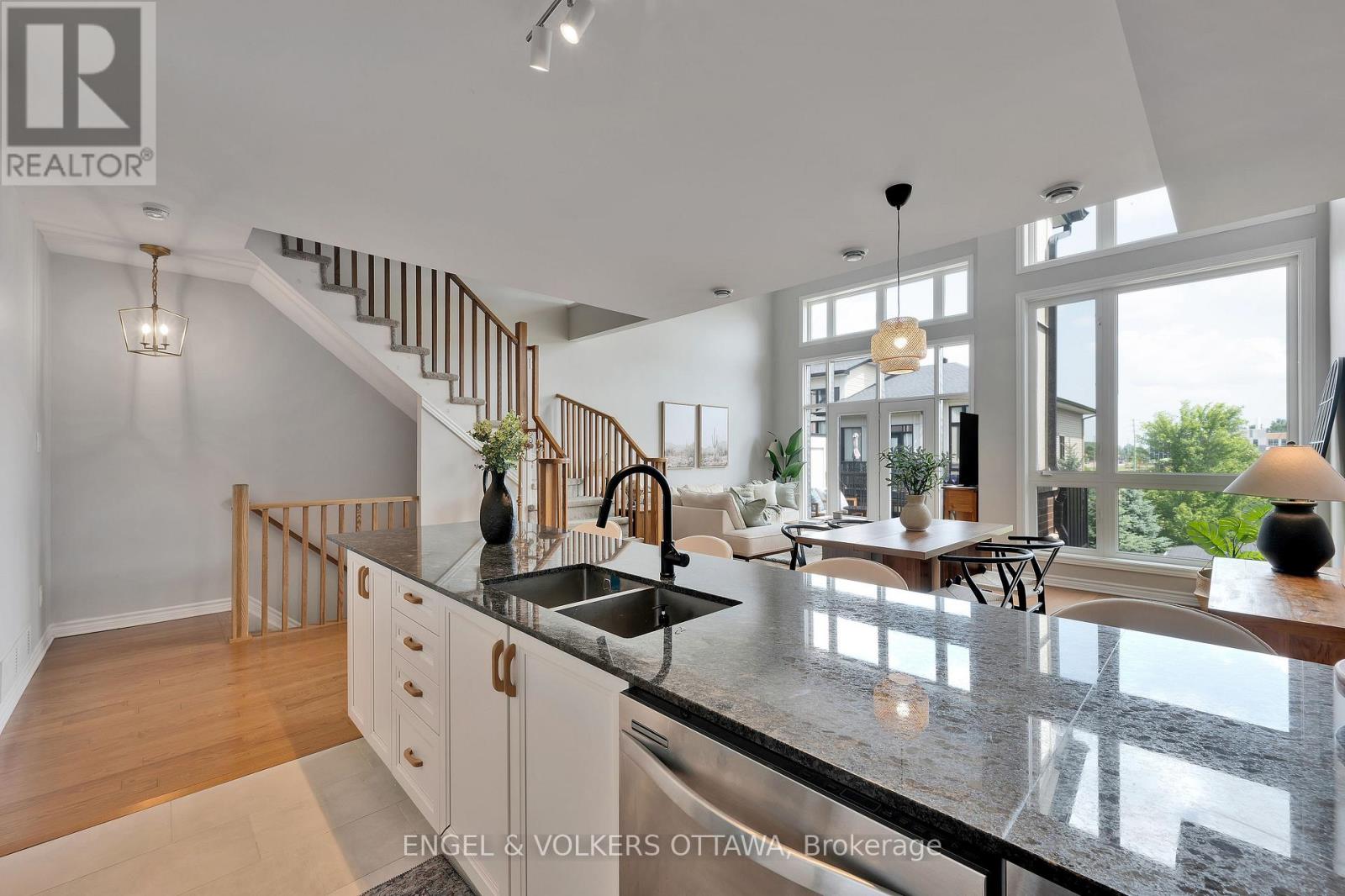 262 Pembina Private