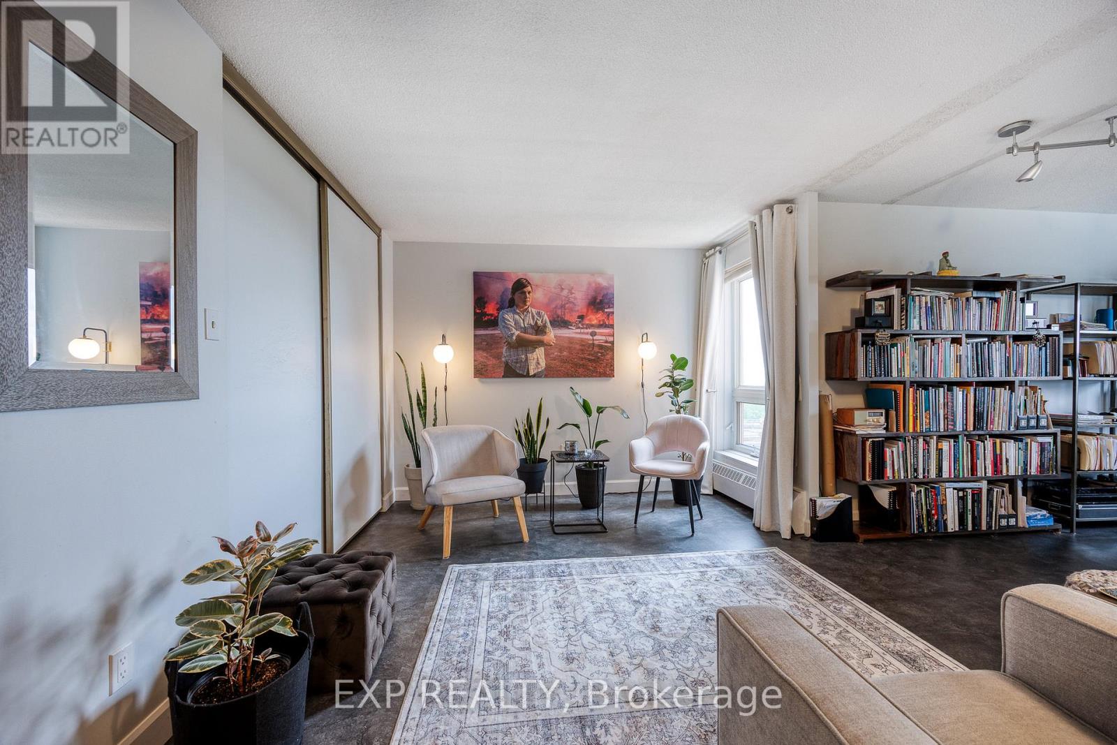 1003 - 373 Laurier Avenue E