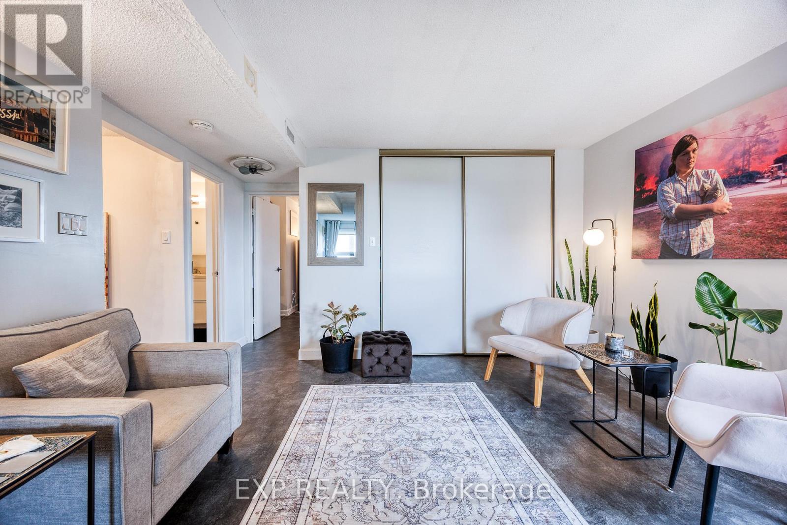 1003 - 373 Laurier Avenue E