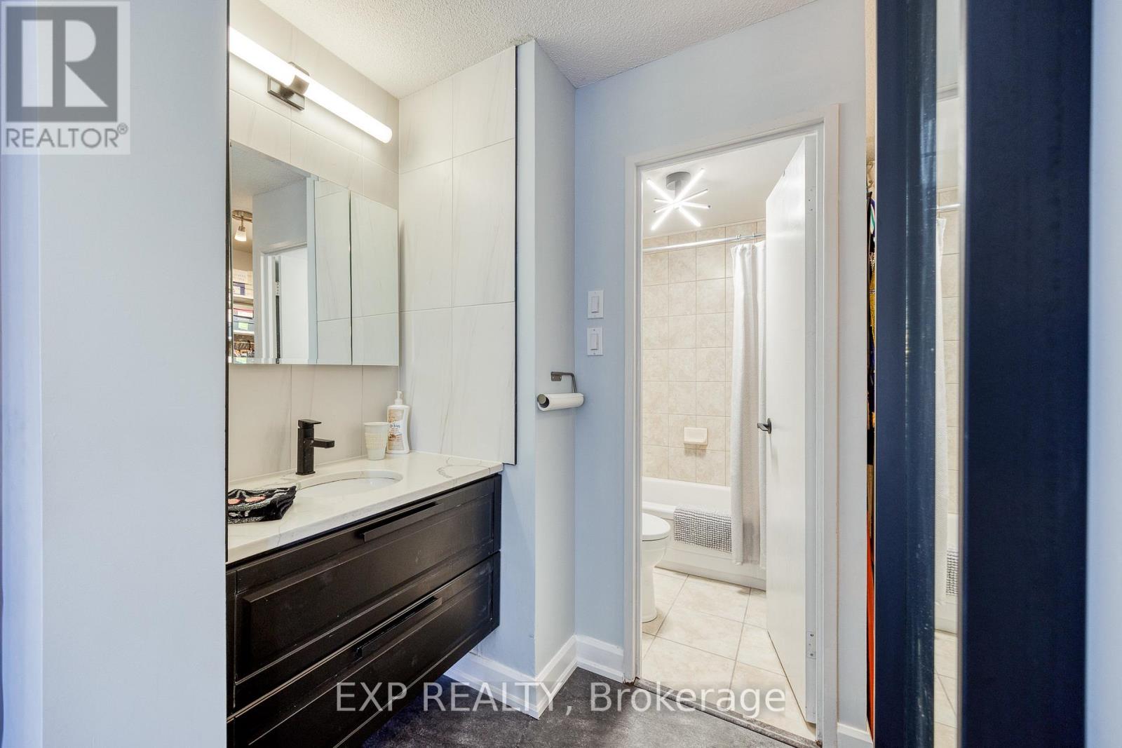 1003 - 373 Laurier Avenue E