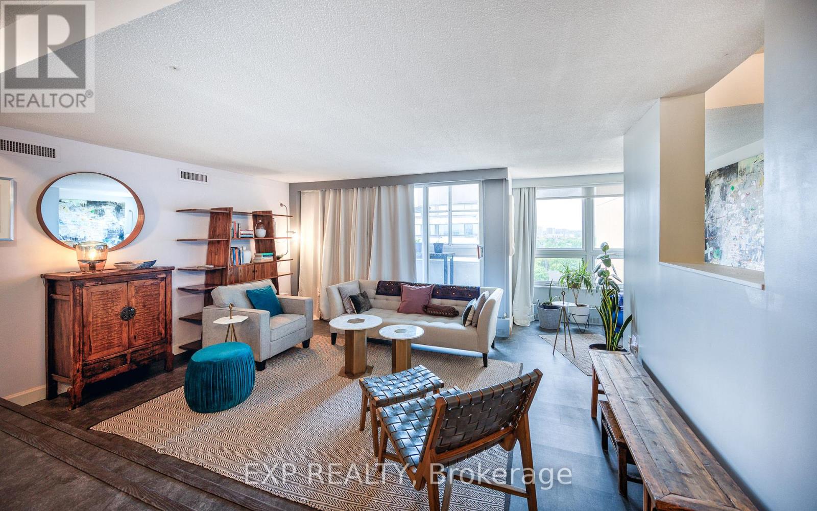 1003 - 373 Laurier Avenue E