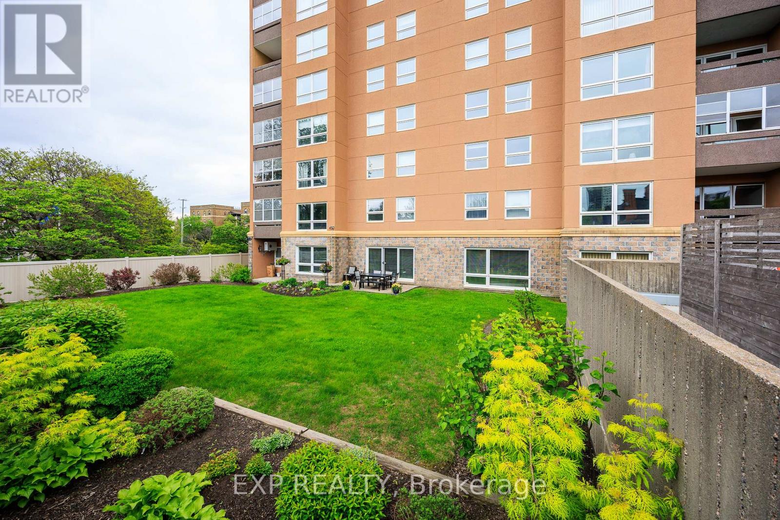 1003 - 373 Laurier Avenue E