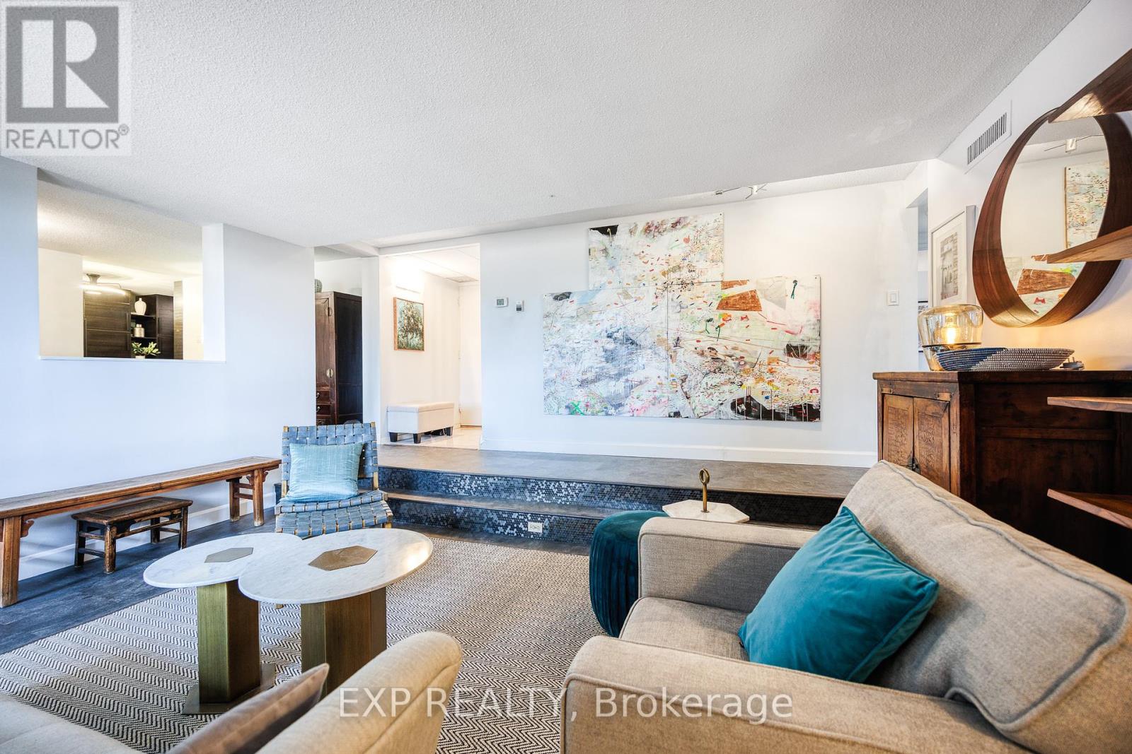 1003 - 373 Laurier Avenue E