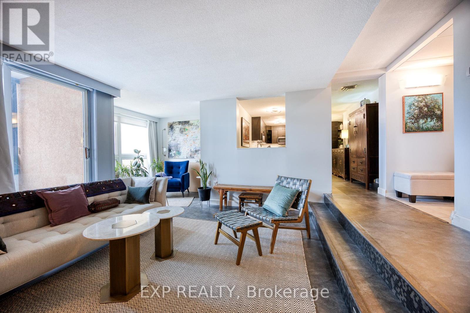 1003 - 373 Laurier Avenue E