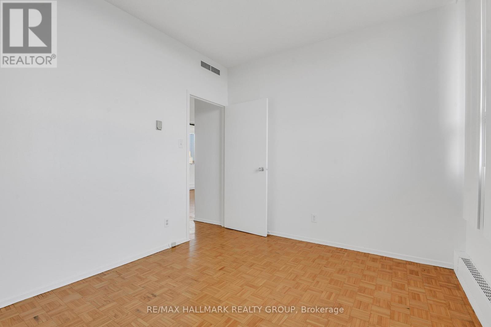 9a - 400 Laurier Avenue E