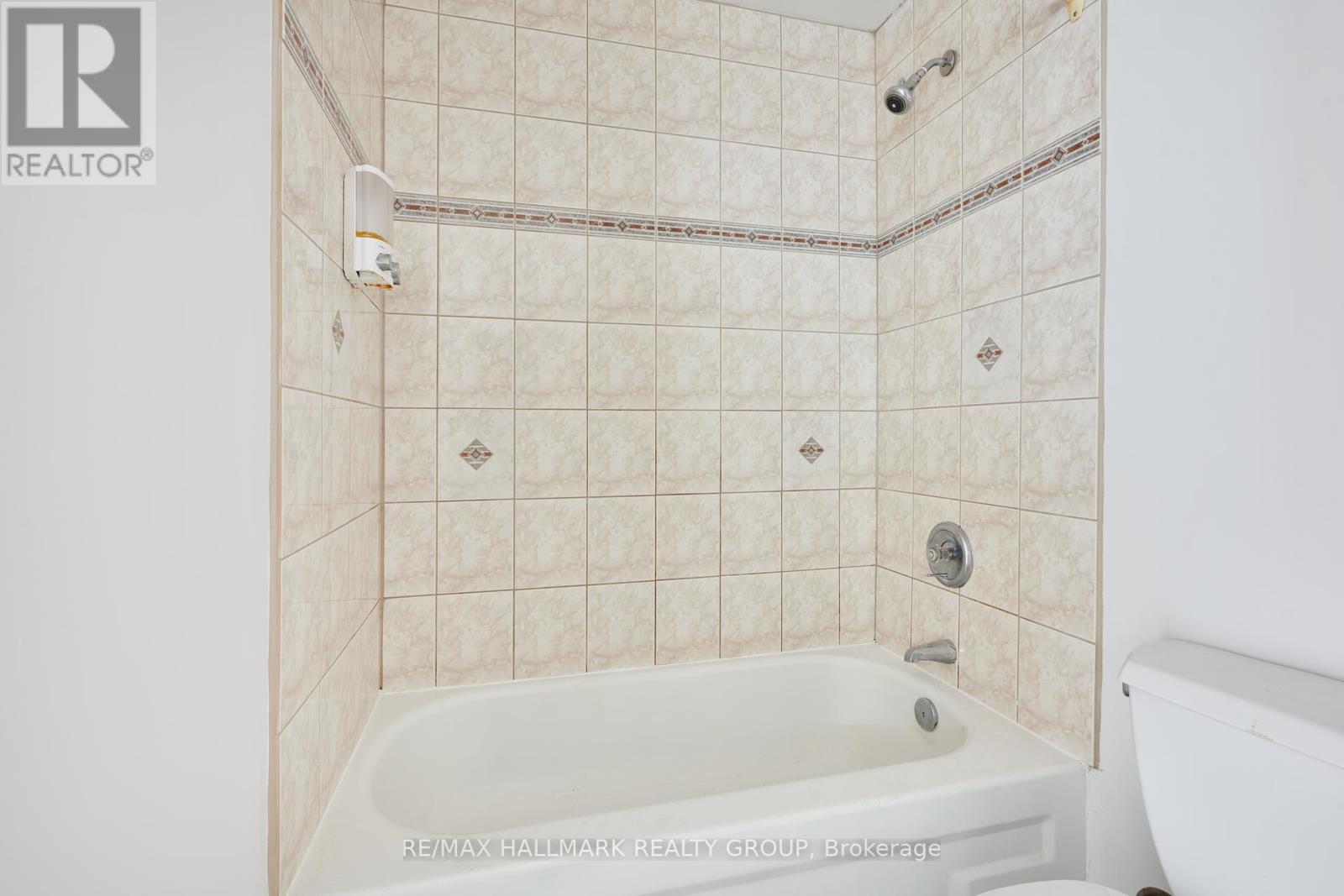 9a - 400 Laurier Avenue E