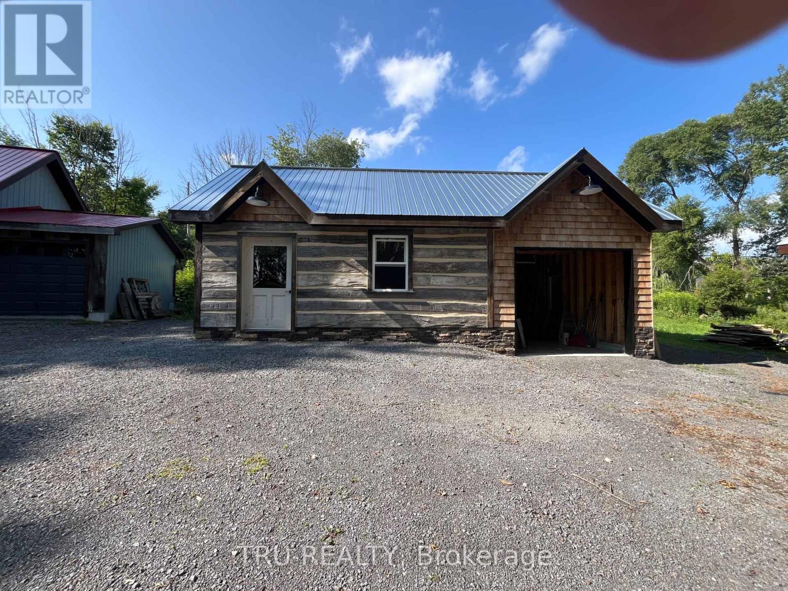 1913 Old Carp Road W