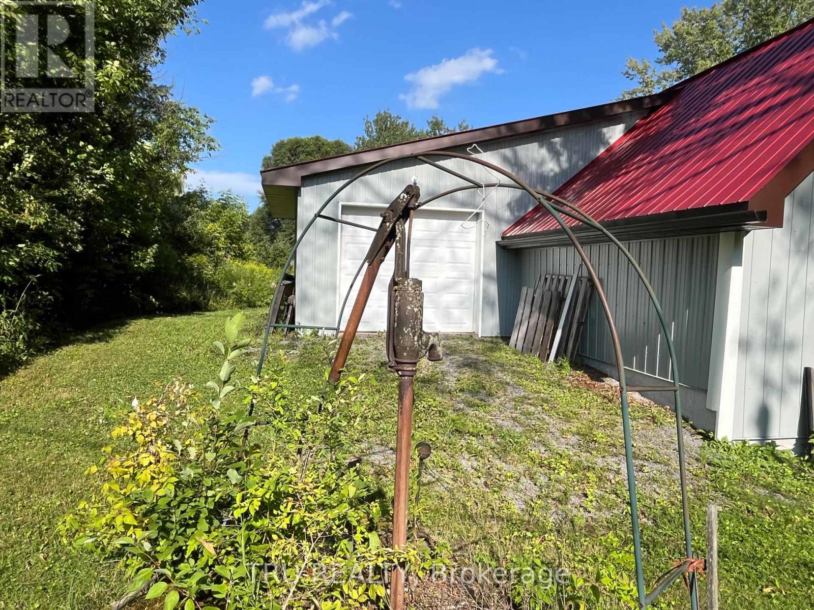 1913 Old Carp Road W