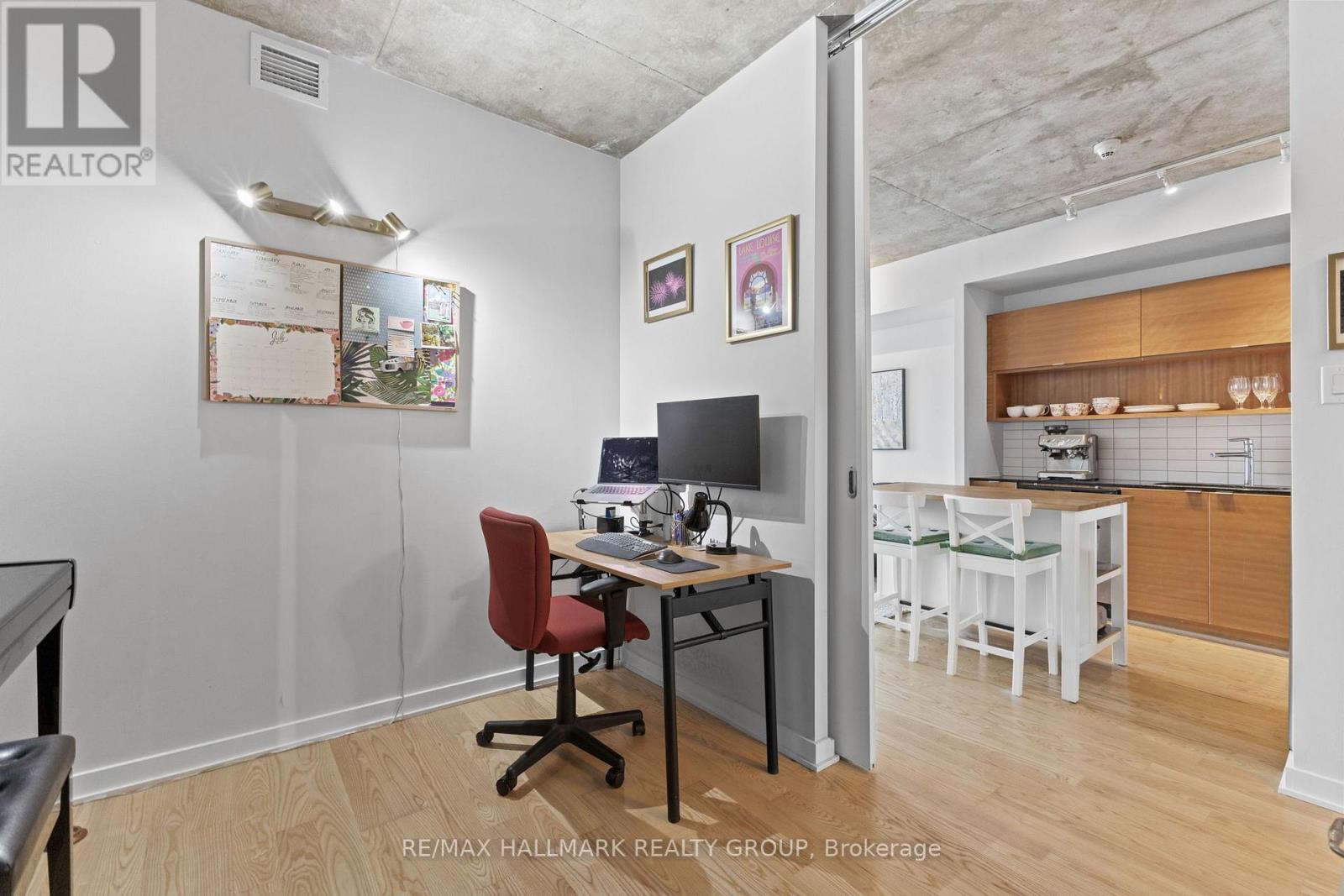 2105 - 324 Laurier Avenue W