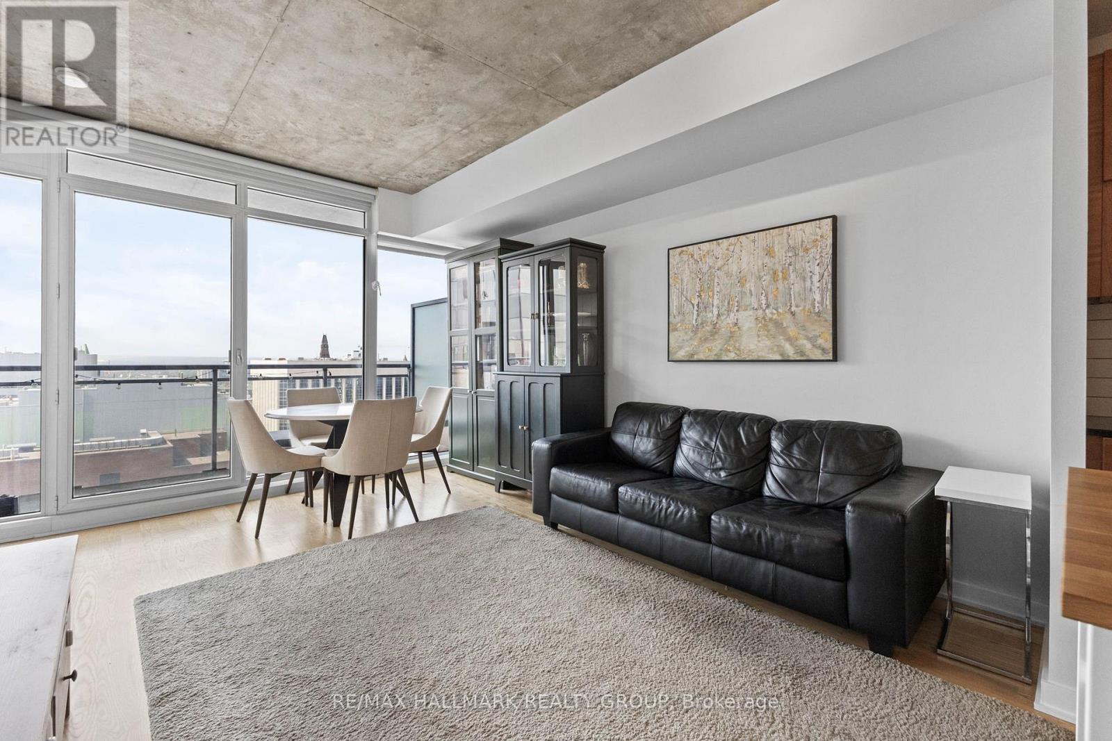 2105 - 324 Laurier Avenue W