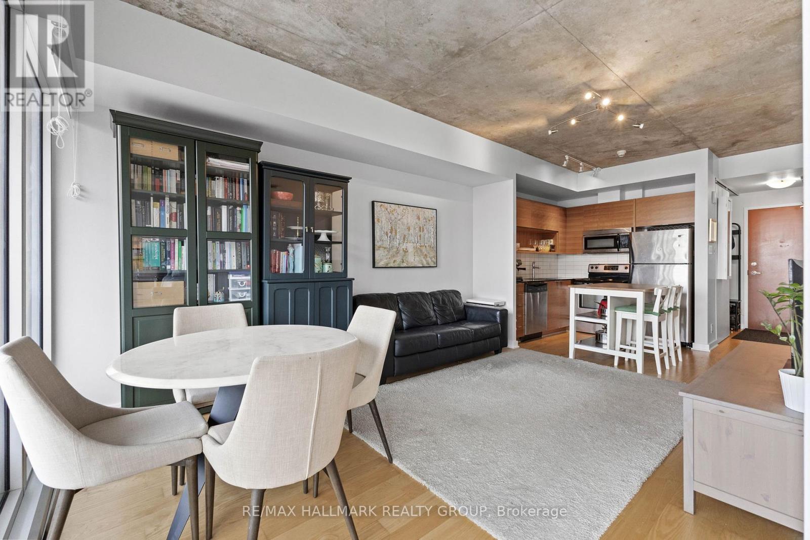 2105 - 324 Laurier Avenue W