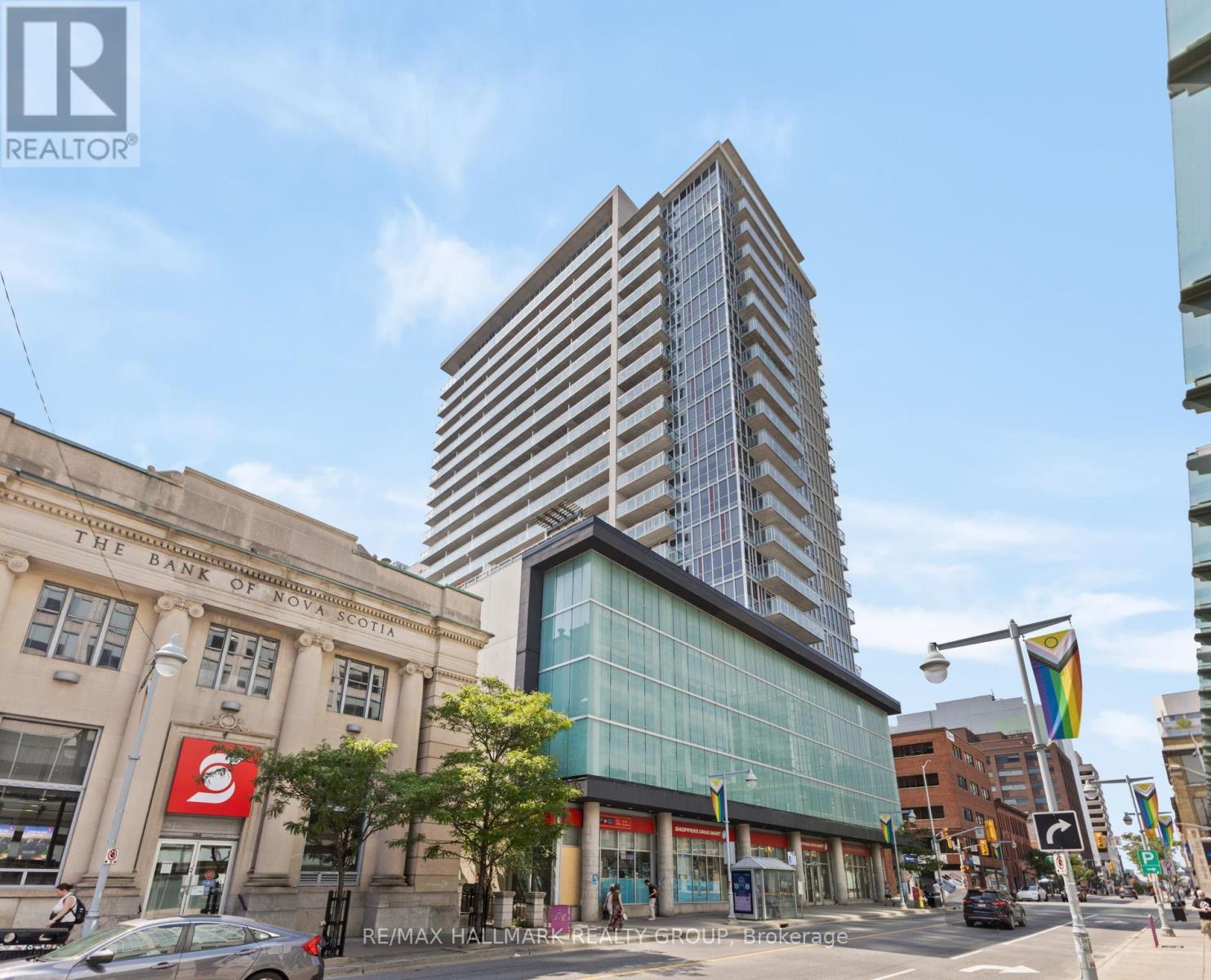 2105 - 324 Laurier Avenue W