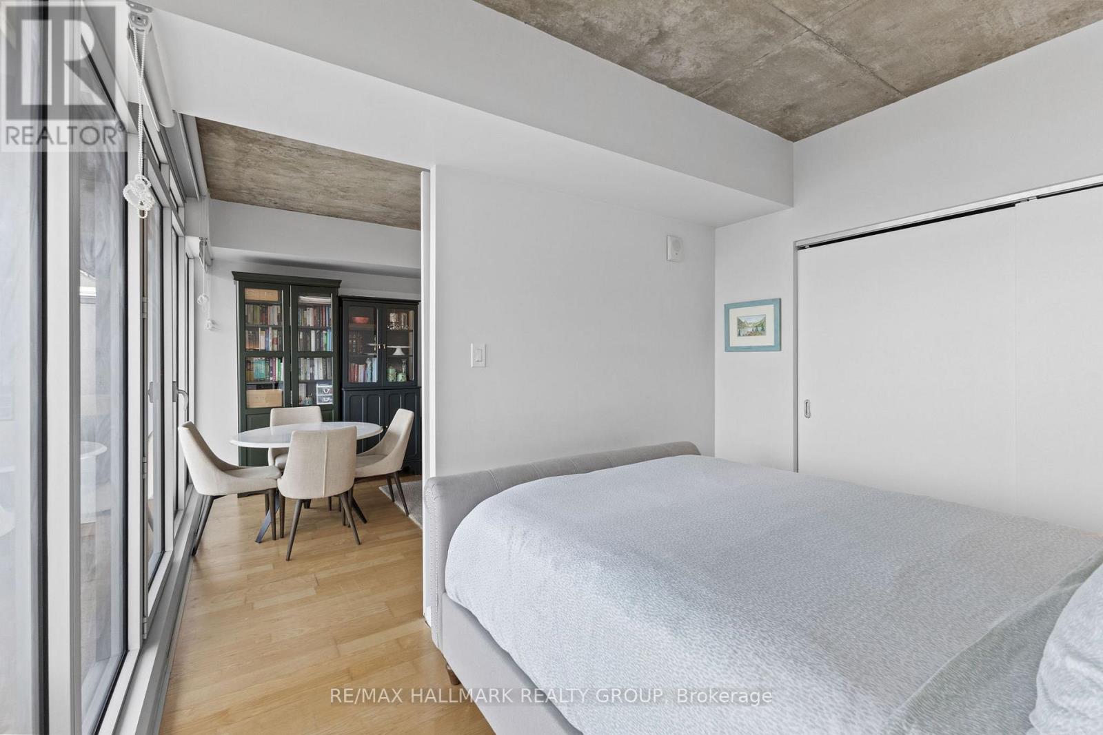 2105 - 324 Laurier Avenue W
