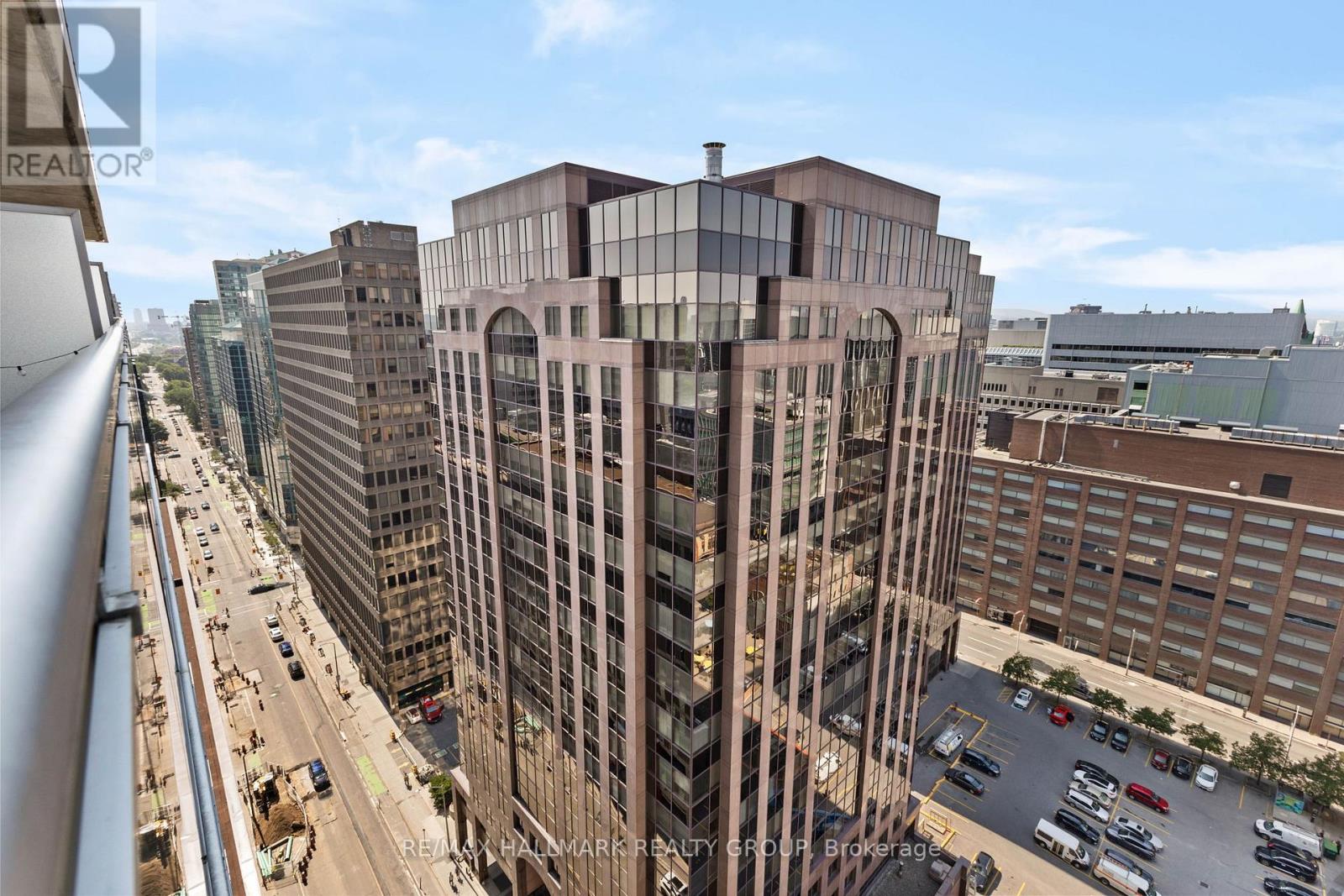 2105 - 324 Laurier Avenue W