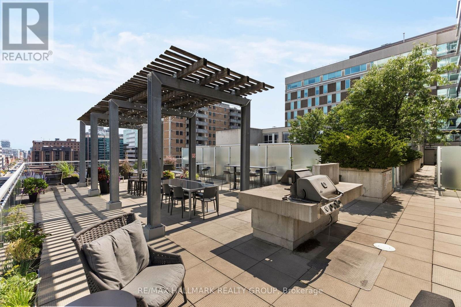 2105 - 324 Laurier Avenue W