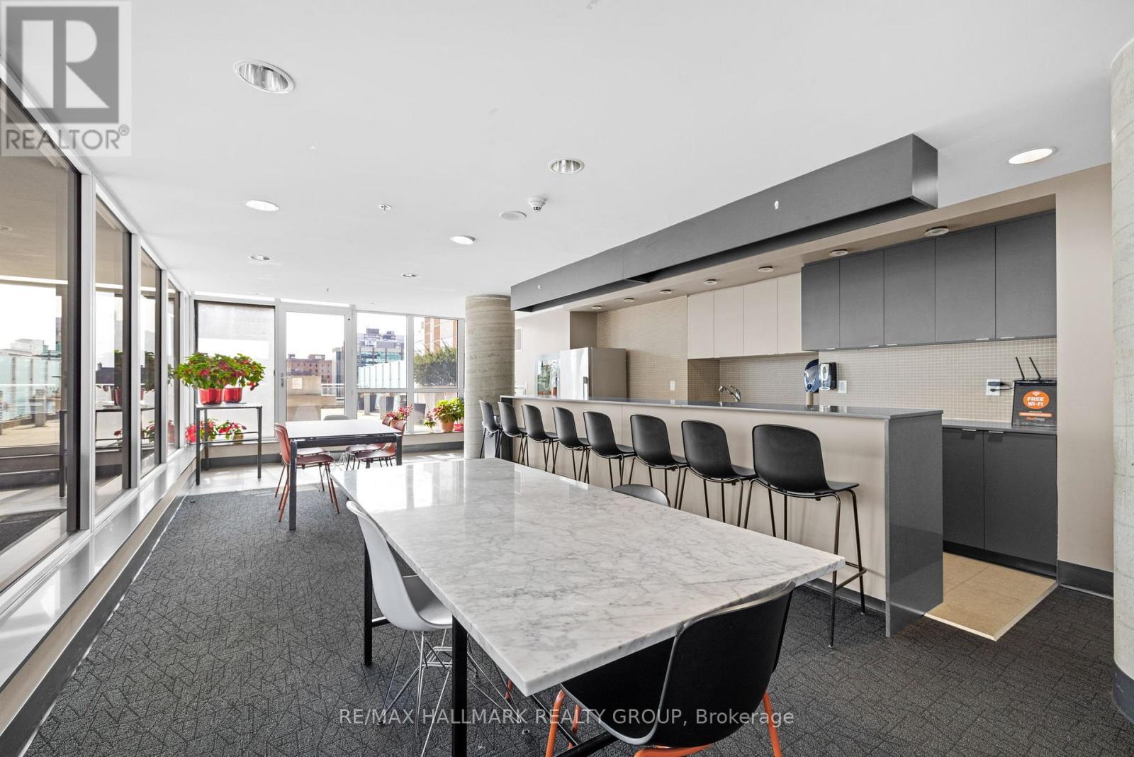 2105 - 324 Laurier Avenue W