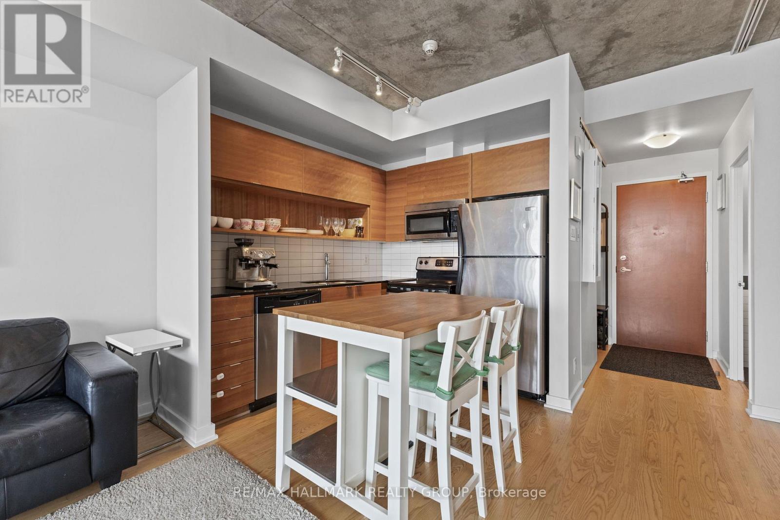 2105 - 324 Laurier Avenue W