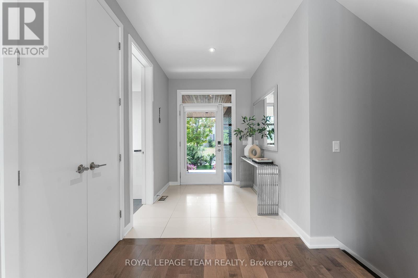 250 Sunnyridge Crescent