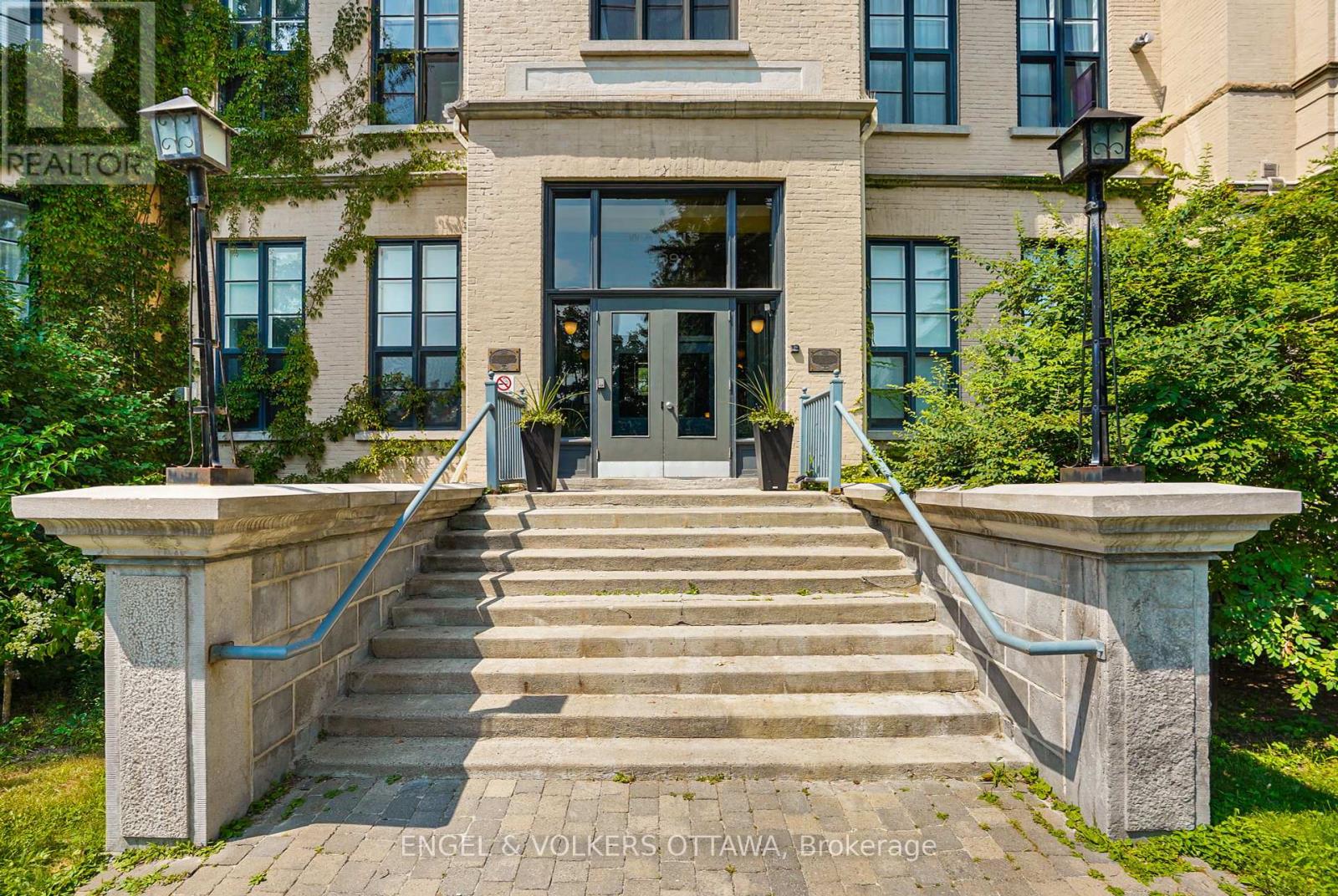 206 - 589 Rideau Street