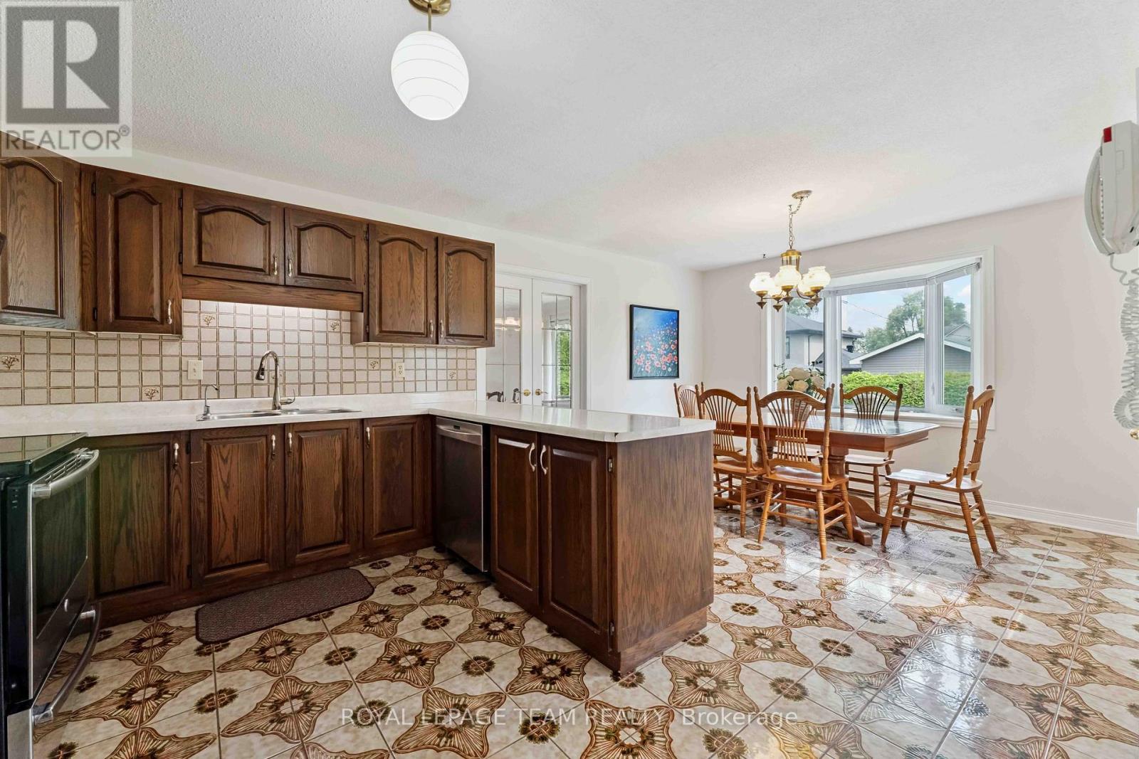 8 Oakwood Avenue
