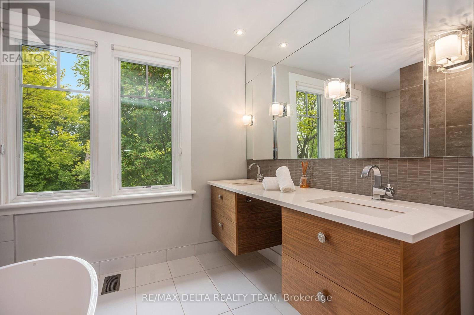 44 Renfrew Avenue